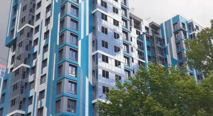 ЖК Инновация угол дома с низкого ракурса