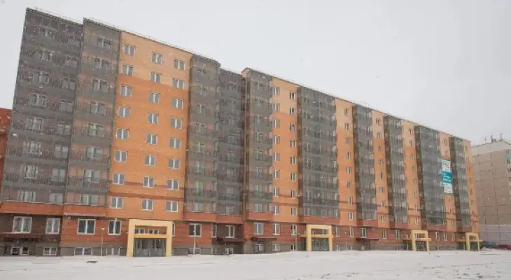 ЖК Норма фасад дома с подъездами в зимний период
