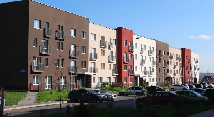 ЖК Живем вместительная парковка перед домом