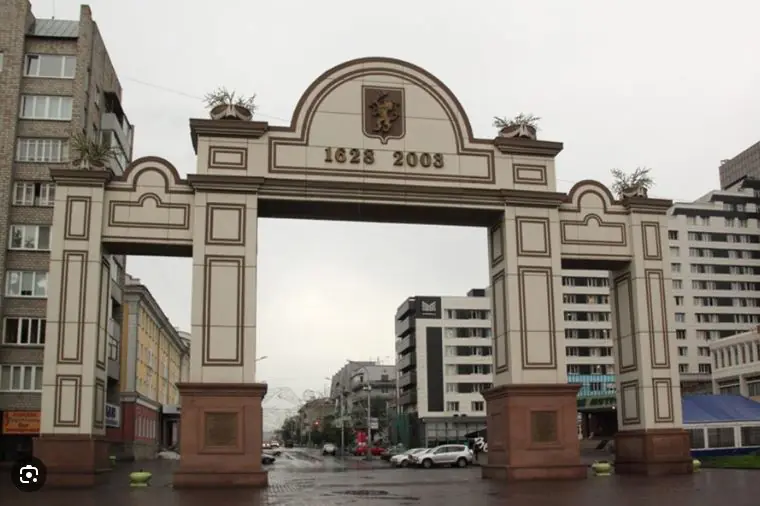 Триумфальная арка в Красноярске в центральном районе