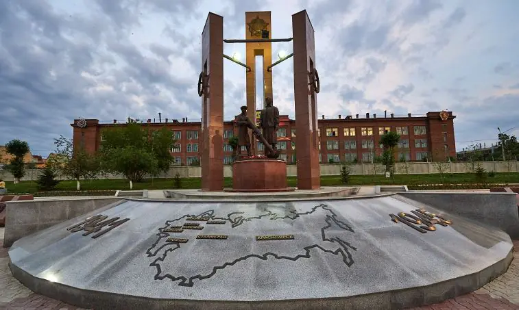 Красноярский мемориал победы в Ленинском районе, включает в себя скульптурные группы, вечный огонь и плиты с именами погибших солдат