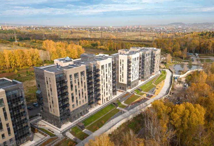Пример жк с благоприятной экологией в красноярске, на фото жк хвоя