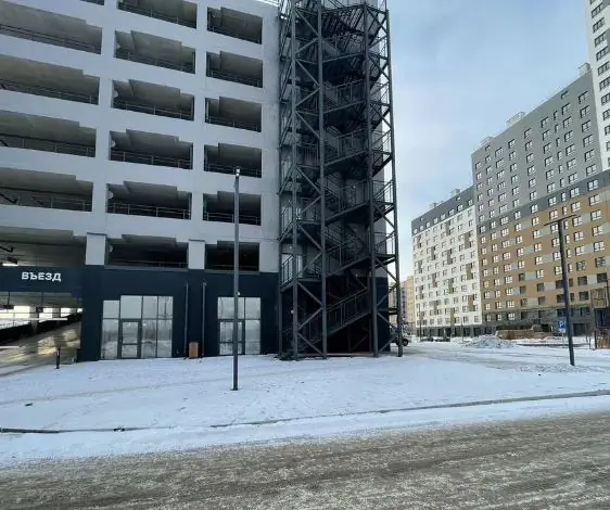 Многоуровневый паркинг в Красноярске, на фото ЖК Перемены
