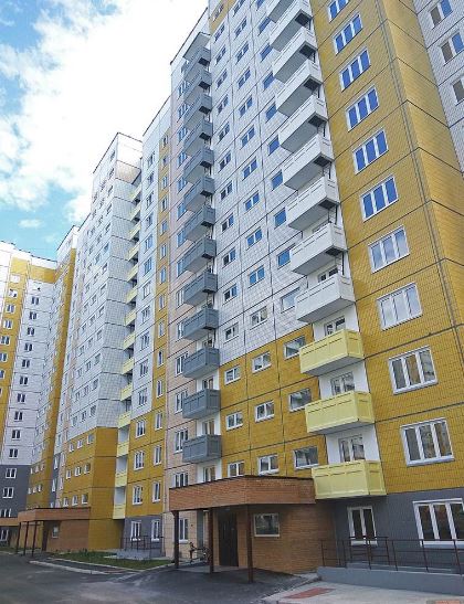 Пример неостекленного балкона в Красноярске, на фото жк нанжуль солнечный