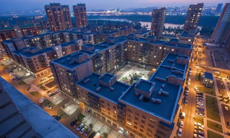 Закрытый двор в Красноярске, на фото ЖК Южный Берег